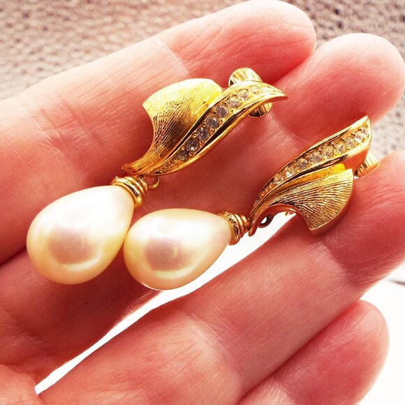 CHRISTIAN DIOR GOLDEN WINGS W/ CRYSTALS AND LONG TEARDROP FAUX PERL EARRINGS 30 - Picture 6 of 6